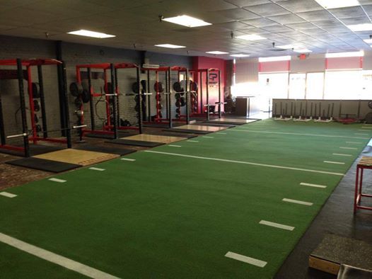 academia com tapete de grama