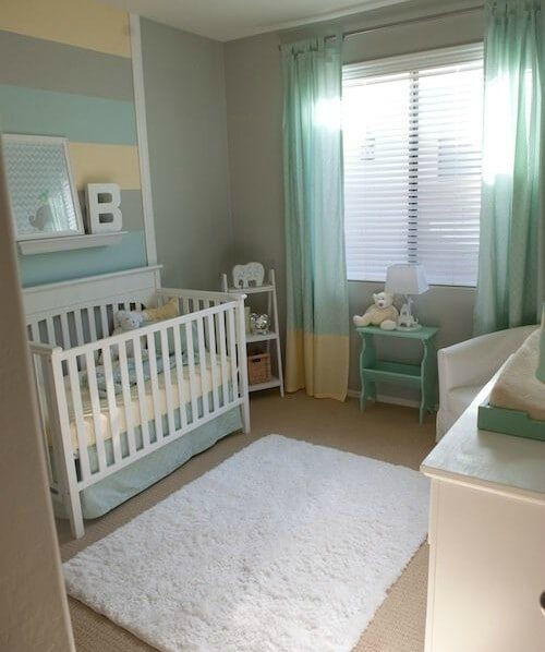 berco de bebê longe da janela no quarto