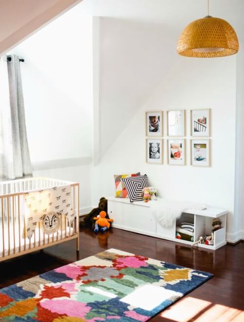 quarto de bebê iluminado