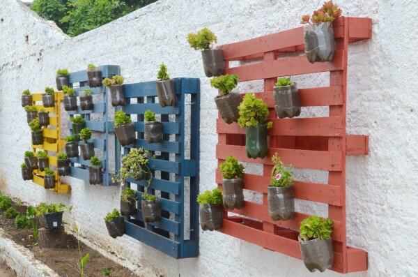 Horta vertical feita com pallets e garrafas pet
