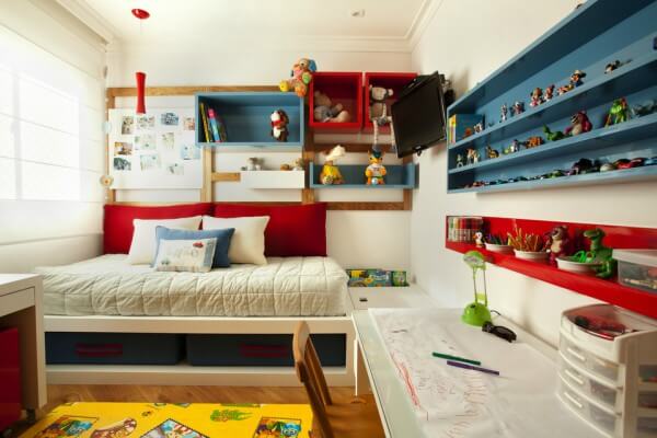 Quarto infantil com mobília colorida