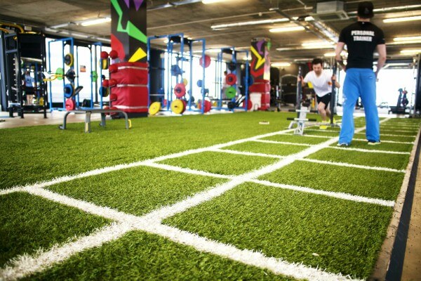 Grama sintética no piso de academia de crossfit