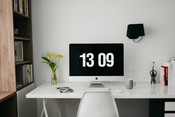 Mesa de home office com computador e materiais de escritório