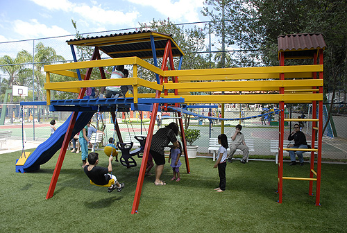 parque infantil com grama sintetica