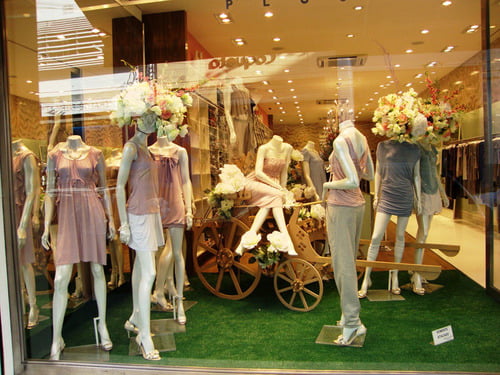 grama sintética em loja de roupa