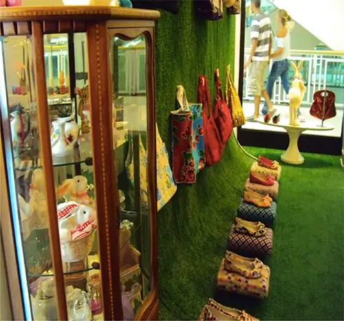 Expositor de loja elaborado com grama sintética