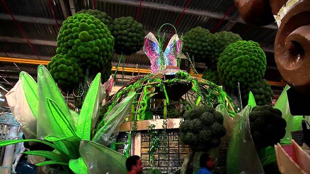 carnaval-com-grama-artificial