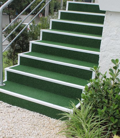 Escada Revestida com Grama Sintética