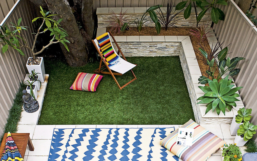 jardim artificial com sofá e cadeira de praia