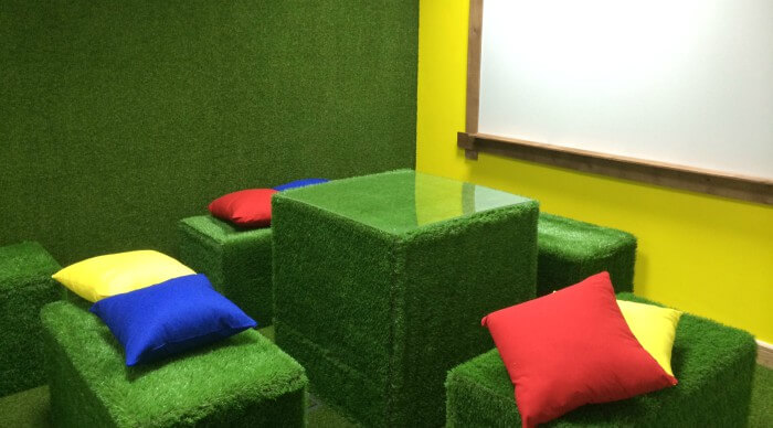 puff com grama sintética