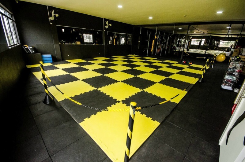 Tatame Preto e Amarelo de Academia