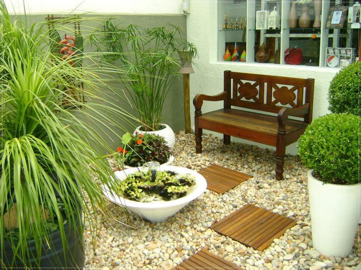 jardim com banco duplo de madeira