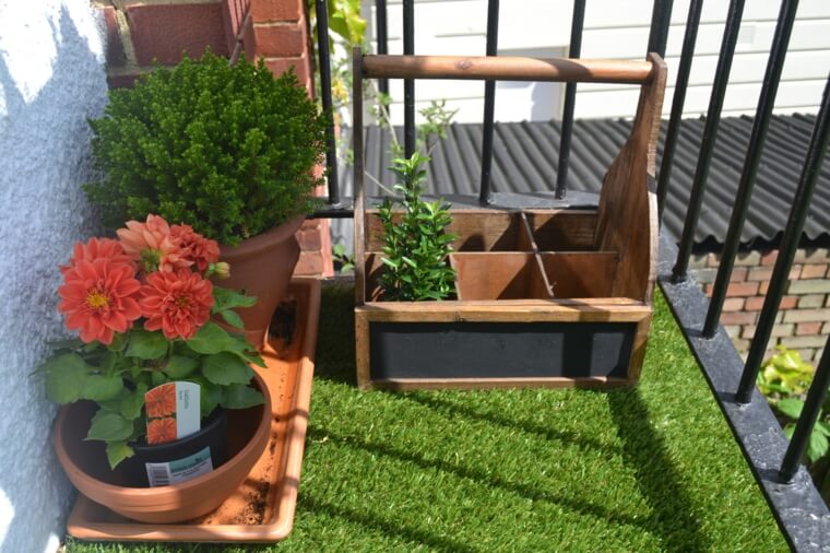 jardim de varanda com grama sintética