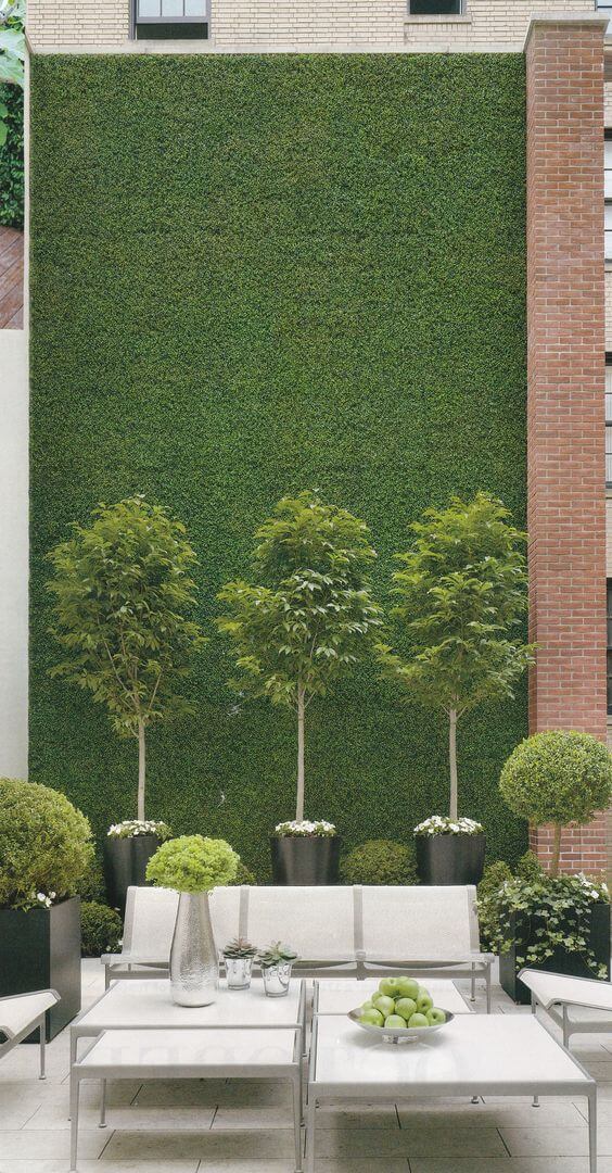 jardim de canto do muro com grama sintética na parede
