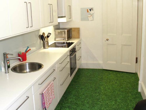 Cozinha decorada com tapete de grama sintética