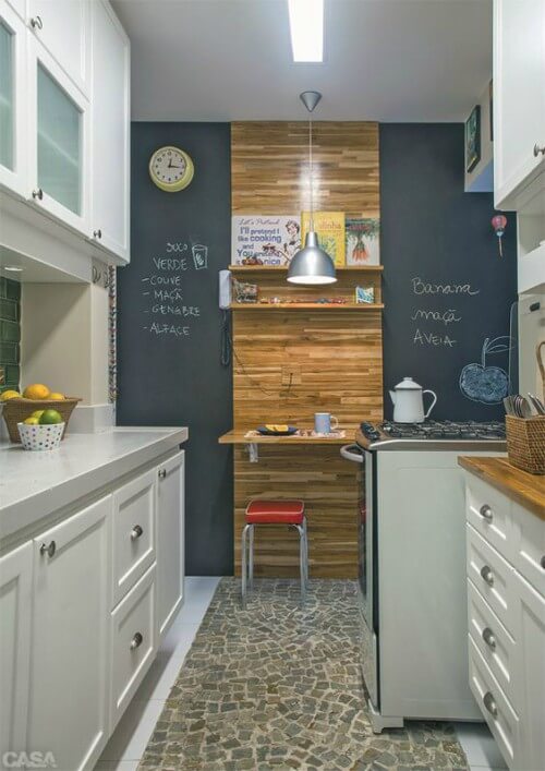 Cozinha com parede de quadro negro