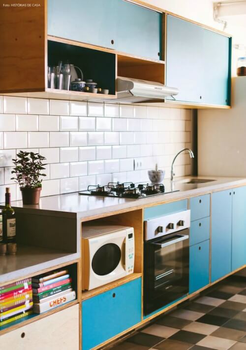 Cozinha com armários coloridos