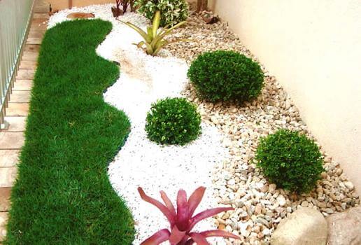 decoração de jardins com pedras e grama artificial