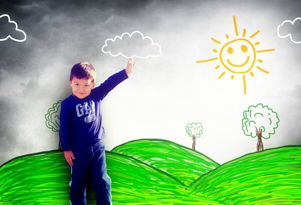 Menino desenhando em parede