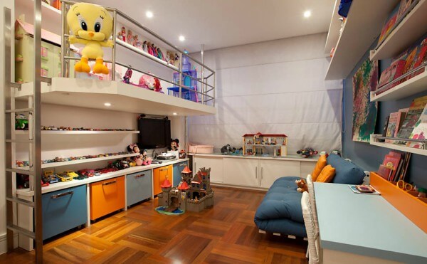quarto pequeno com brinquedos organizados