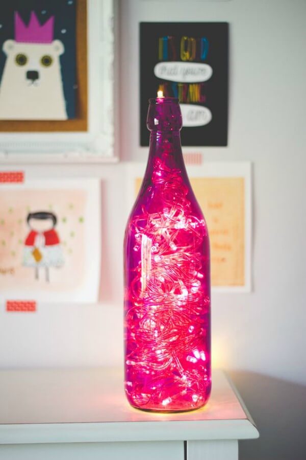 Luminária rosa com LED e garrafa de vidro