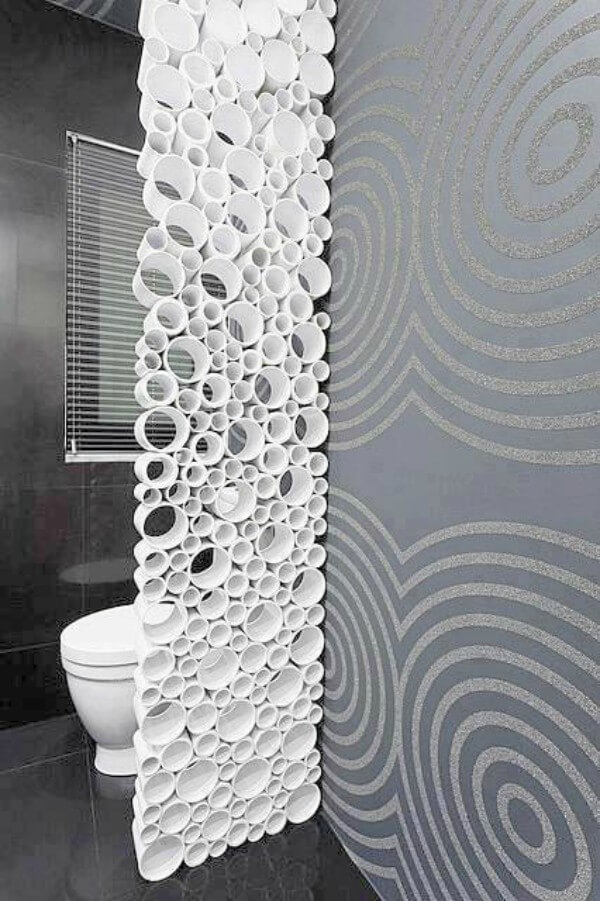 Decoração em banheiro com canos de PVC