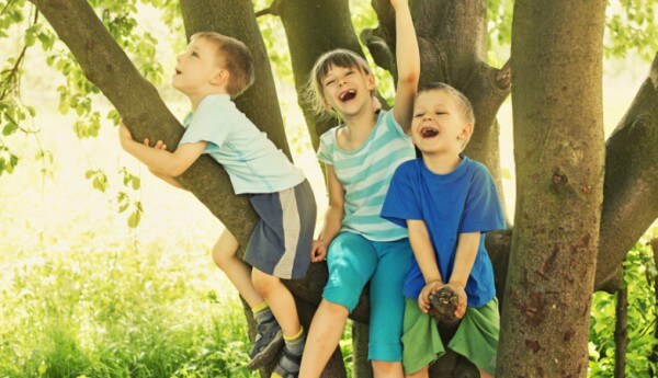 crianças brincando ao ar livre