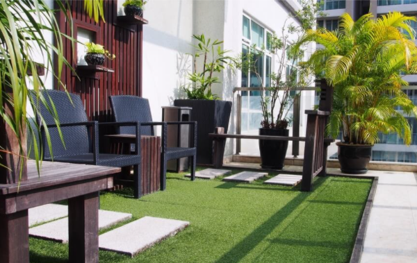 Grama sintética no terraço