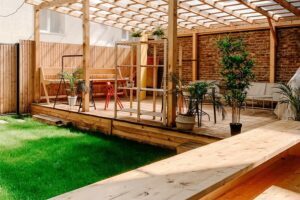 Descubra aqui se é uma boa escolha um quintal com grama sintética!