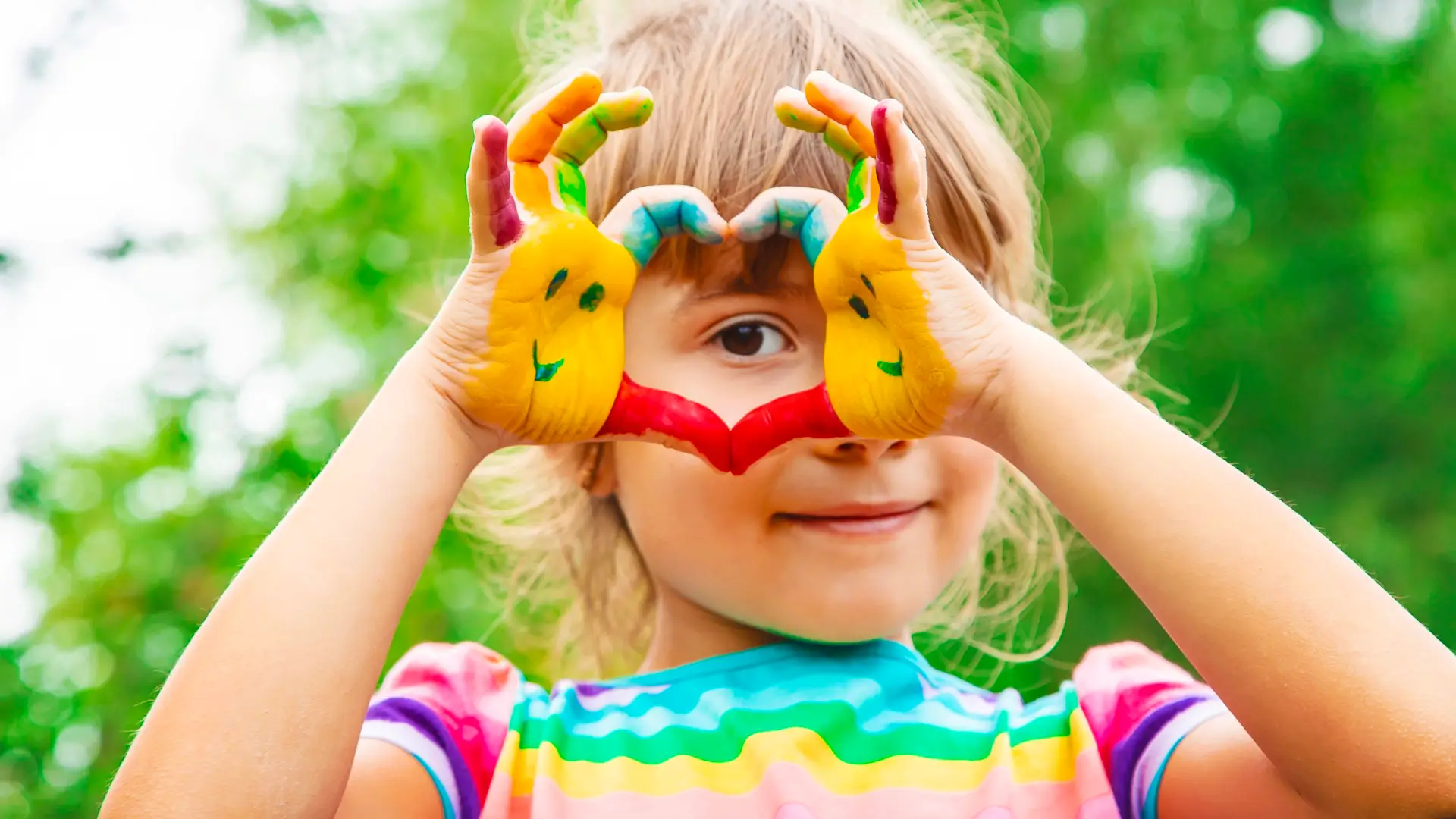 Criança brincando em escola infantil
