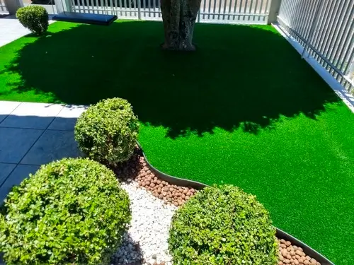 Usando grama sintética na decoração de jardins