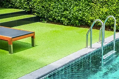 Grama sintética na borda da piscina